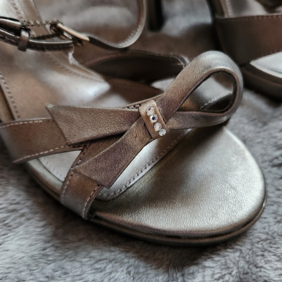 NWOT Woman's Heel Shoes Size 7 - Picture 3 of 3